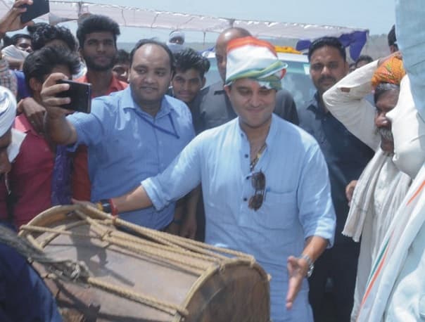 Video: जब लोगों के बीच ढोल बजाकर झूमते दिखे ज्योतिरादित्य सिंधिया