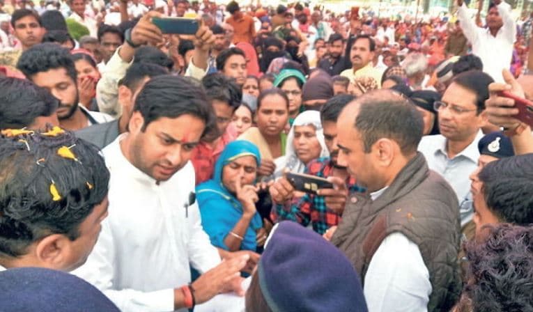 मंत्रियों के सामने नाराज लोगों का हंगामा, पुलिस से जमकर हुई झड़प