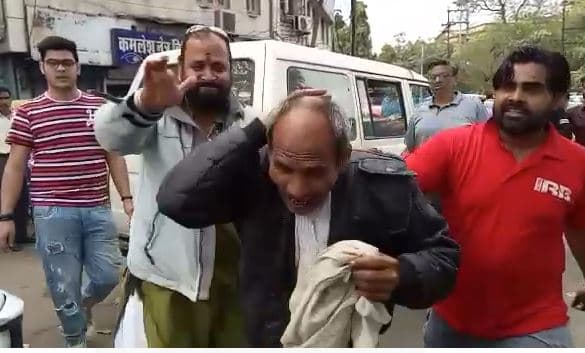 गवाही देने गए व्यापारी को कोर्ट में दी जान से मारने की धमकी, रिश्तेदारों ने पकड़कर पीटा