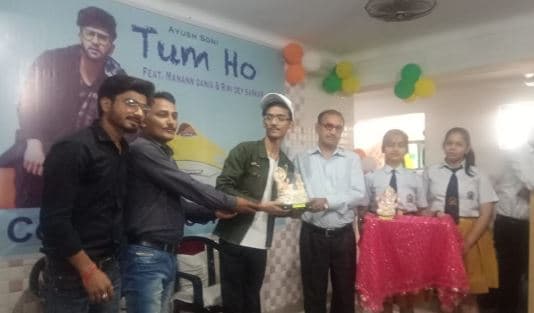 बचपन के स्कूल में एलबम का प्रमोशन, सिटी सेंट्रल स्कूल प्रबन्धन ने किया पूर्व छात्रों को सम्मानित