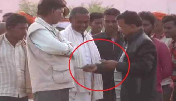 कांग्रेस विधायक के आरआई पति का रुपए बांटते वीडियो वायरल