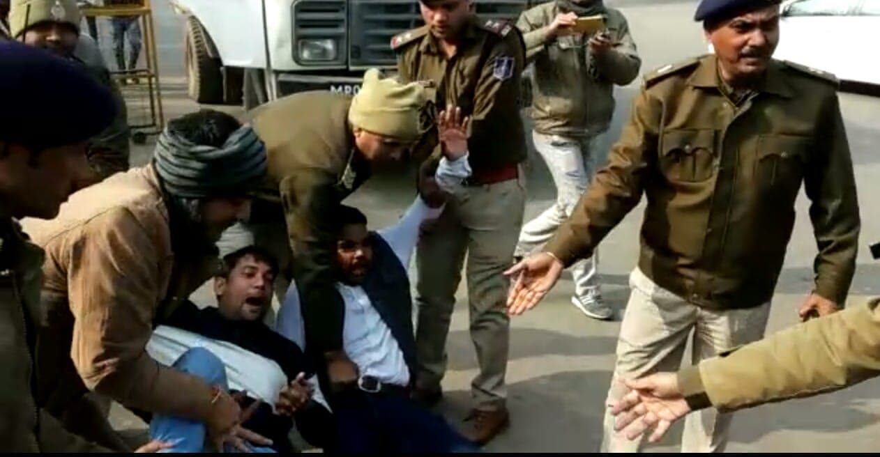 पीएम मोदी के भाषण का हवाला देकर प्रदर्शन करने आये युवाओं को पुलिस ने किया गिरफ्तार