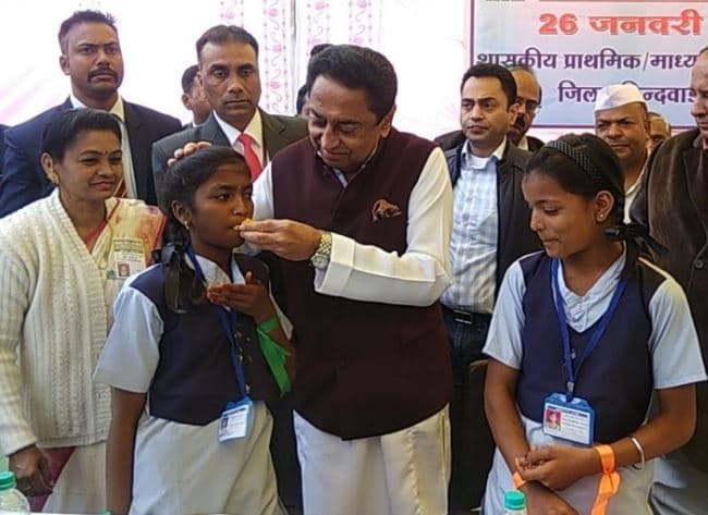मुख्यमंत्री कमलनाथ ने बच्चों को यूं खिलाया अपने हाथों से खाना, देखें वीडियो