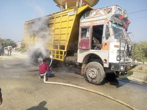 11 KV के तार से टकराया डंपर, टायरों में लगी आग, बड़ा हादसा टला