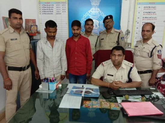 पुलिस को मिली बड़ी सफलता, हथियारों के साथ दहशत फैलाते दो गिरफ्तार