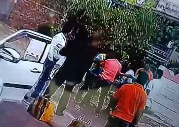 टोल टैक्स न देने पर हुआ विवाद, कर्मचारियों ने लाठी-डंडों से पीटा, घटना CCTV में कैद