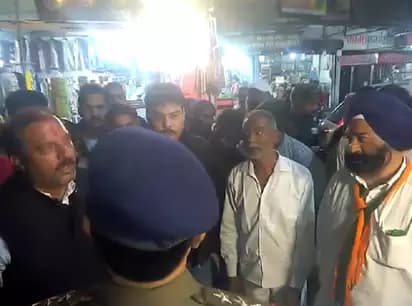 MP : कांग्रेस प्रत्याशी के खिलाफ दुष्प्रचार कर रहे थे BJP कार्यकर्ता, पुलिस ने रोका, हंगामा