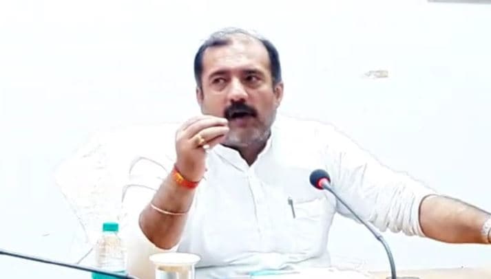 अधिकारियों पर भड़के मंत्री, बोले-‘दो दिन में व्यवस्था नहीं हुई तो मैं खुद विस्थापितों के साथ रहने लगूंगा’