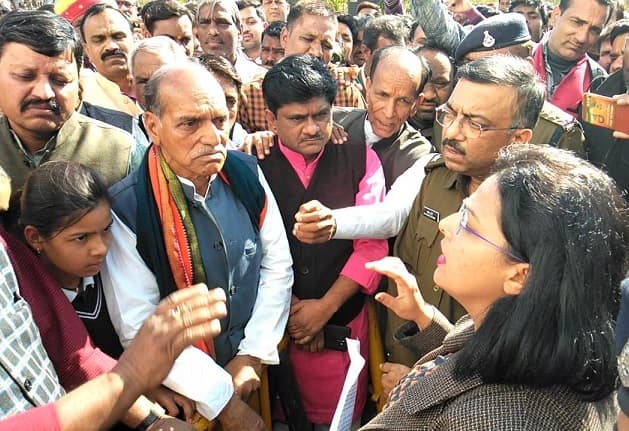 VIDEO: बचकानी बात पर पूर्व राज्यमंत्री को यूं पड़ी कलेक्टर की फटकार