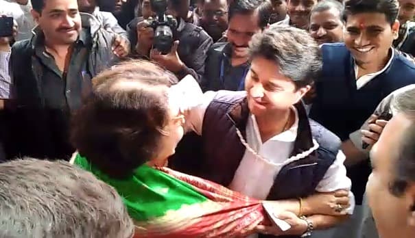 VIDEO: ऐसे मिले दो दिग्गज, सिंधिया ने छुए पैर तो माया ने गले लगा लिया
