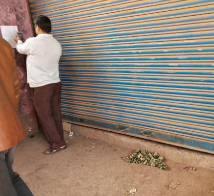 जिला प्रशासन ने किया होटल सील, सड़क पर उतरकर मालिक ने किया हंगामा