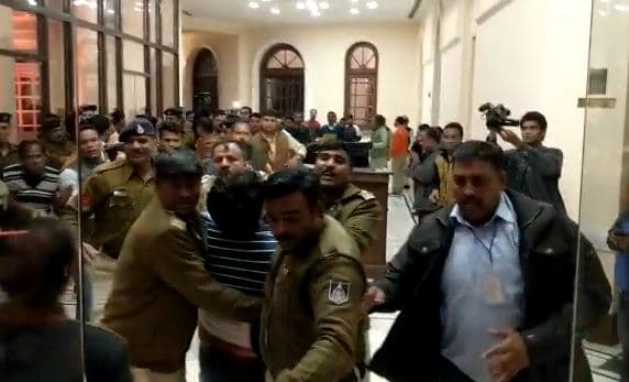महापौर के कार्यक्रम मे हंगामा, जमकर चले लात घूसे, पुलिसकर्मी भी घायल