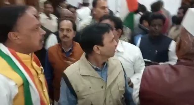 स्थापना दिवस पर अनुशासन भूले कांग्रेसी, आपस में भिड़े जमकर हुई गाली गलोच