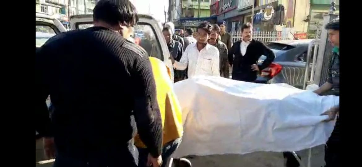 दिनदहाड़े मॉल के सामने प्रॉपर्टी डीलर की गोली मारकर हत्या, इलाके में सनसनी