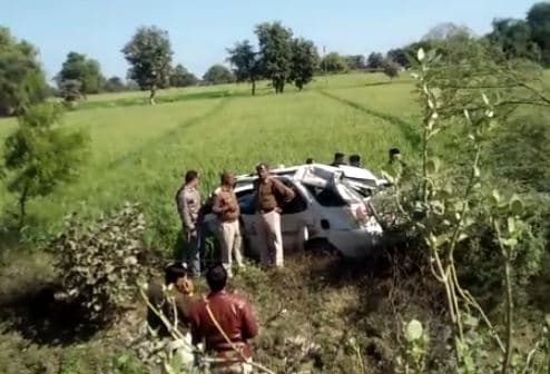 हादसा: पलटी खाकर खेत में जा गिरी कार, तीन युवकों की मौत