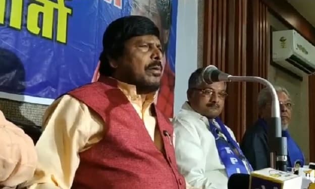 केंद्रीय मंत्री ने उठाए साध्वी की उम्मीदवारी पर सवाल, पार्टी फैसले से नाराज