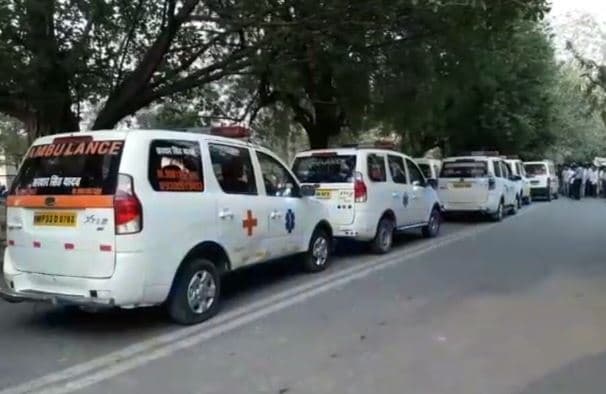 JAH परिसर के सभी गेट बंद कराए, फिर संयुक्त कार्रवाई में प्रशासन ने पकड़ी अवैध 33 एम्बुलेंस