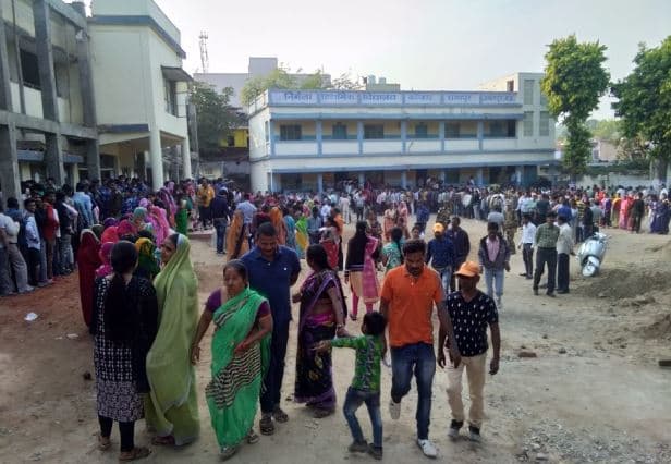 जबलपुर : मतदान केंद्रों पर भारी भीड़, बिना वोट किए वापस लौटे मतदाता