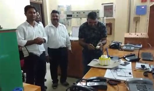 VIDEO: स्टेशन मास्टर का कारनामा, सुरक्षा खतरे मे डाली