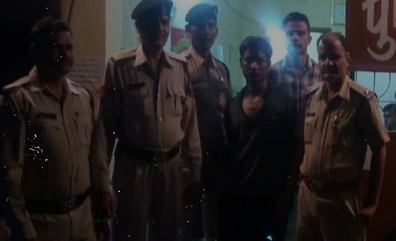 पुलिस को चकमा देकर हथकड़ी सहित फरार हुए आरोपी को पुलिस ने पकड़ा