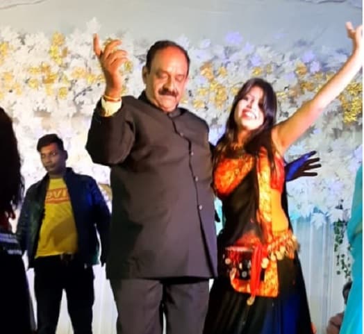 डांसर संग भाजपा नेता ने लगाए ठुमके, वीडियो वायरल
