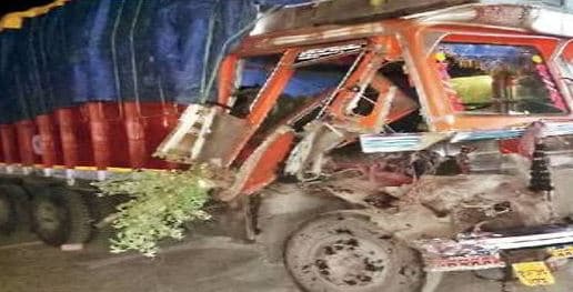 ट्रक की टक्कर से बाइक सवार पर पलट गई ट्रैक्टर-ट्राॅली, दो की मौत