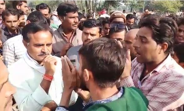यहां ग्रामीणों ने मतदान का किया बहिष्कार, पूर्व कांग्रेस विधायक का घेराव कर लगाए नारे