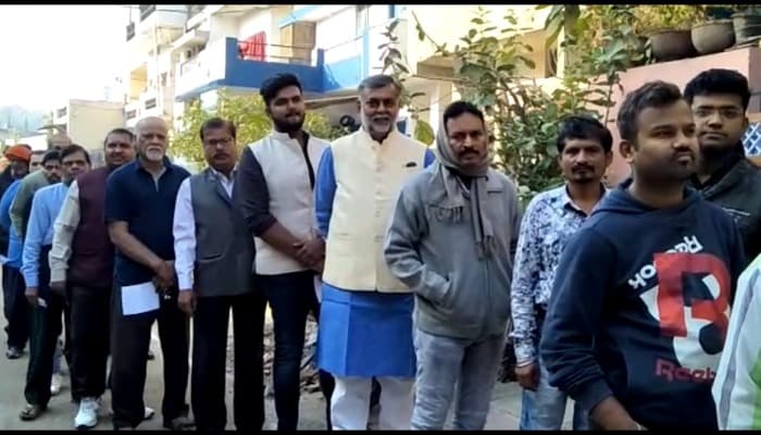 MP ELECTION : लाइन में लगकर परिवार संग पूर्व केंद्रीय मंत्री प्रहलाद पटेल ने डाला वोट