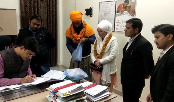 घुड़सवारी देख फिदा हुई कोलंबिया की युवती,  गुना के युवक से की कोर्ट मेरिज