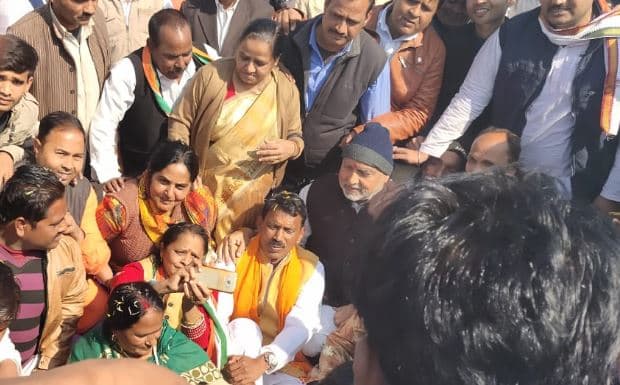 मंत्री ने क्यों महिला कांग्रेस नेत्रियों के साथ फर्श पर बैठकर खिंचवाई फोटो