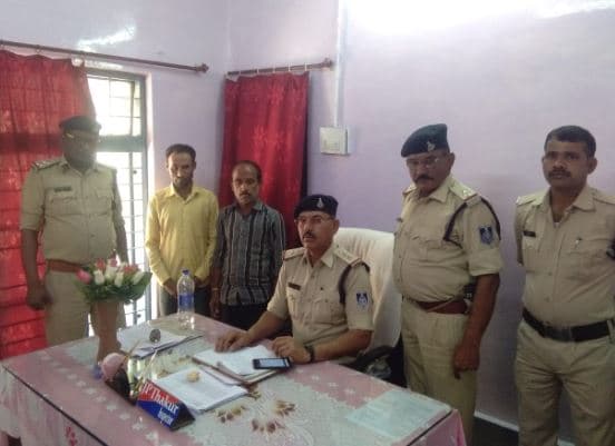 सुरखी थाना पुलिस ने पकड़ी कार में 12 पेटी शराब