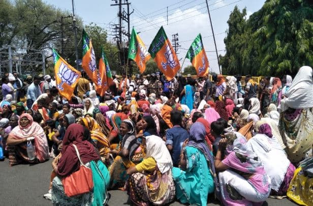 विस्थापितों के साथ बीजेपी का जंगी प्रदर्शन, पुलिस ने रोका, सरकार के खिलाफ की नारेबाज़ी