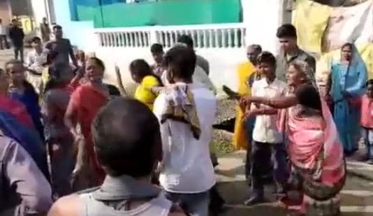जेसीबी चालक की महिलाओं ने की चप्पलों से धुनाई, देखें वीडियो