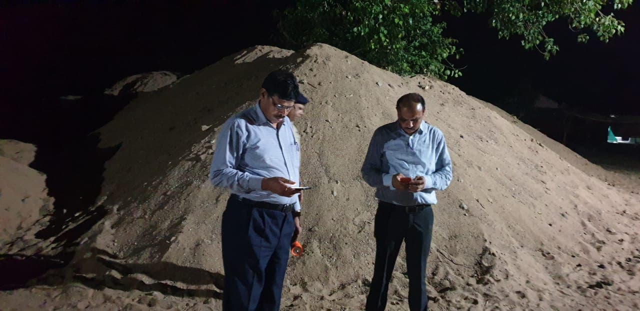 लाखो रुपये के अवैध रेत भंडारण पर प्रशासन का छापा, 150 डंपर रेत जप्त