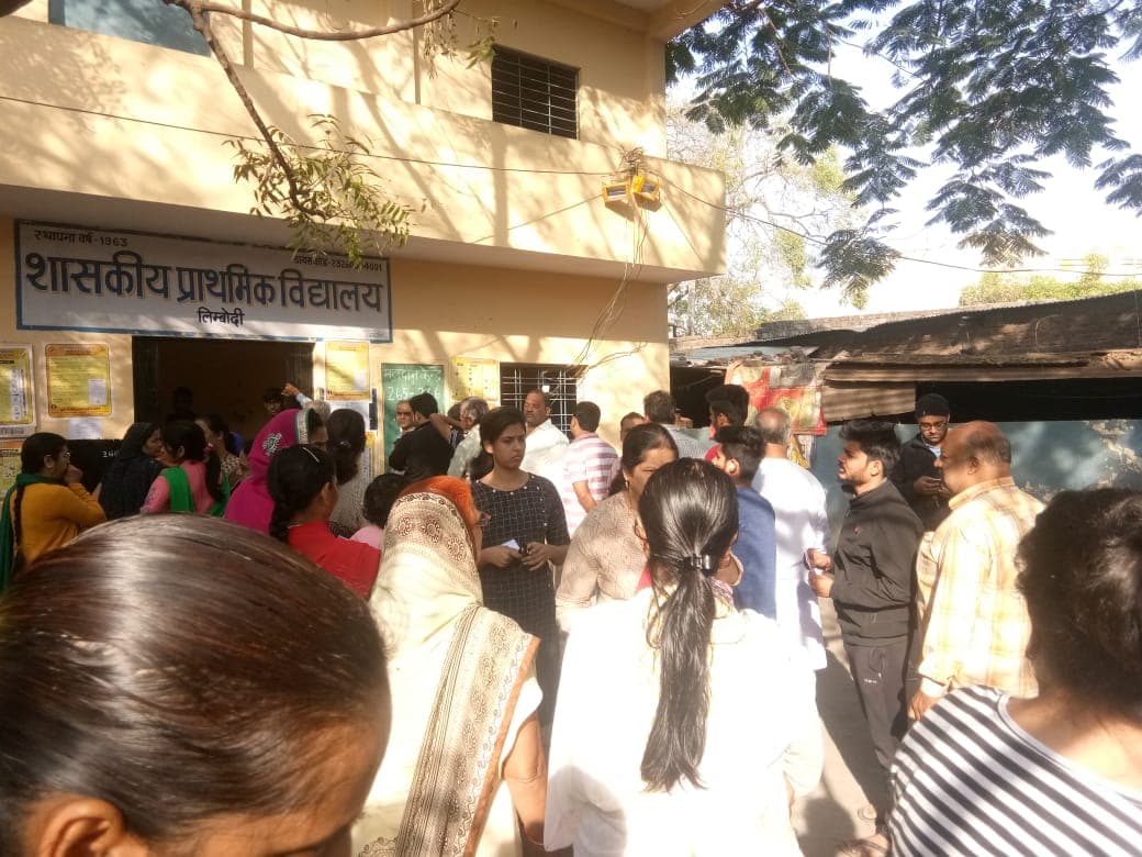इंदौर: मतदान कर्मचारी को आया हार्ट अटैक, कई जगह खराब हुई ईवीएम