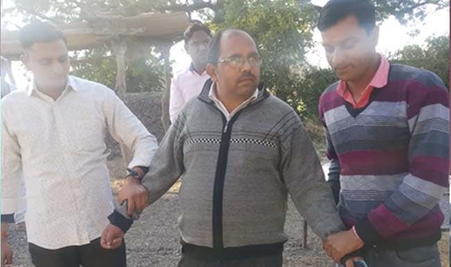 लोकायुक्त का शिकंजा, 18 हजार रुपए की रिश्‍वत लेते पटवारी को रंगेहाथों पकड़ा