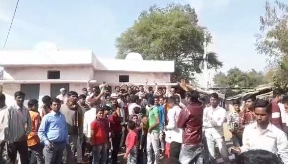 सीहोर: नाराज ग्रामीणों ने किया बहिष्कार, तीन घंटे बाद भी नहीं माने