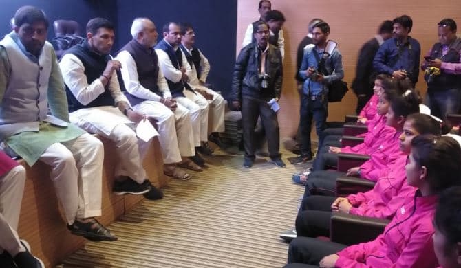 खिलाड़ियों के पैर में फटे जूते देखकर भड़के जीतू पटवारी, अधिकारियों को लगाई फटकार