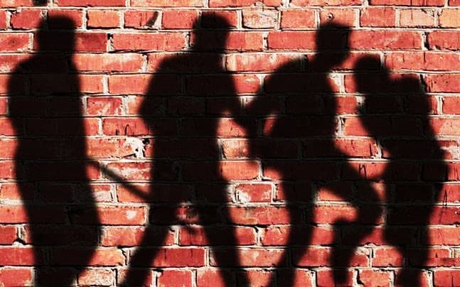 पुलिस को ही चोर समझ बैठे ग्रामीण, कर दिया जानलेवा हमला, पुलिसकर्मी गंभीर रूप से घायल