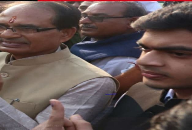 MP ELECTION : पहली बार सीएम के बेटे कुणाल ने डाला वोट, शेयर की सेल्फी