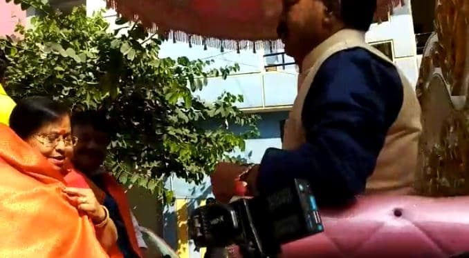 अनोखा अंदाज : परिवार संग बग्घी पर सवार होकर मतदान करने पहुंचे कैलाश विजयवर्गीय, देखें वीडियो