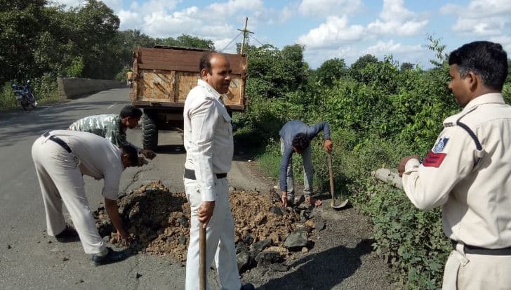 बोरगांव चौकी पुलिस की अनोखी पहल,  स्वयं तगाड़ी फावड़ा उठाकर हाईवे पर भरे गड्ढे