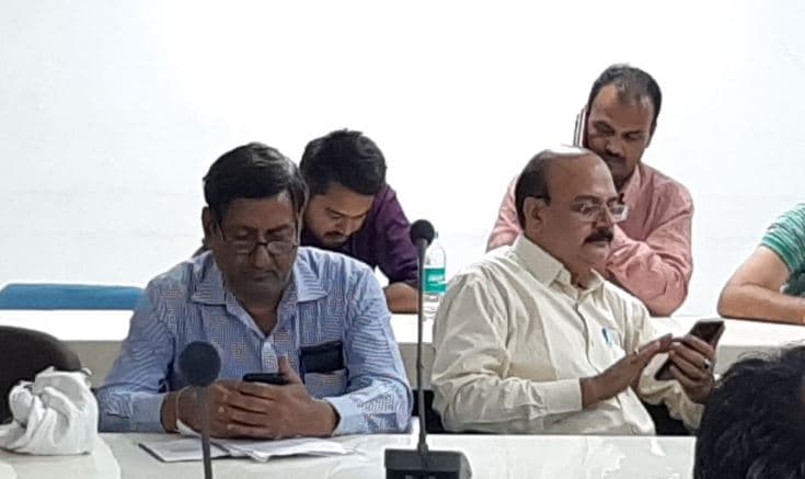 समस्याओं की सुनवाई के बजाए मोबाइल में मशगूल अफसर .