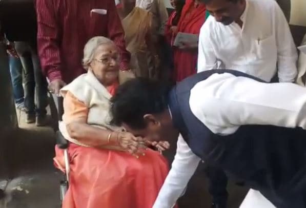VIDEO: पूर्व सांसद जयश्री बनर्जी ने डाला वोट, बीजेपी प्रदेश अध्यक्ष ने लिया आशीर्वाद