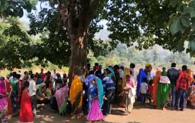 आस्था पर भारी अंधविश्वास, अब जबलपुर में चमत्कारी पेड़ को छूने पहुंच रहे हजारों लोग