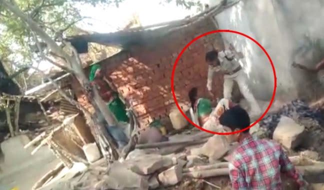 एमपी की बेरहम पुलिस, लेडी एसआई ने बुजुर्ग महिला को सरेआम पीटा