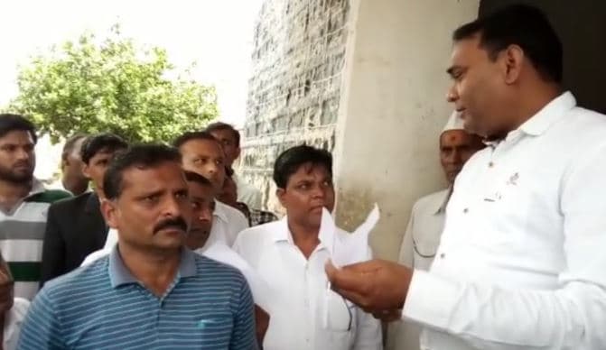डॉक्टर का स्थानांतरण रुकवाने लोगों ने एसडीएम को दिया ज्ञापन, बड़े आंदोलन की दी चेतावनी