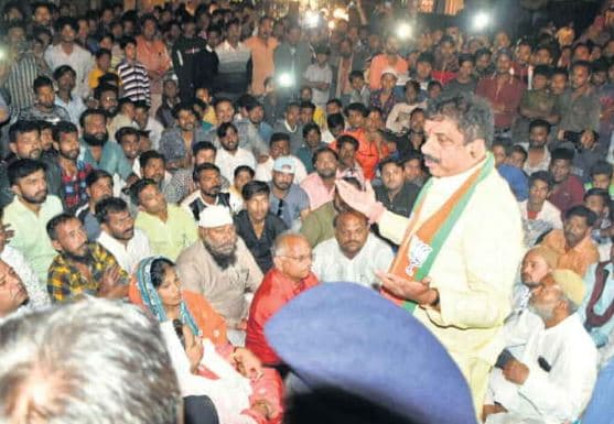 महापौर और भाजपा प्रत्याशी के खिलाफ केस दर्ज