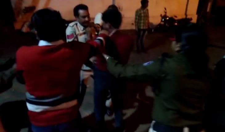 VIDEO: पुलिस की गुंडागर्दी, शिकायत लेकर आये ग्रामीण को थाने में पीटा
