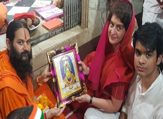 चुनावी सभा से पहले कामतानाथ मंदिर में दर्शन करने पहुंची प्रियंका गांधी